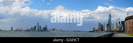 Skyline di New York da Governors Island Foto Stock