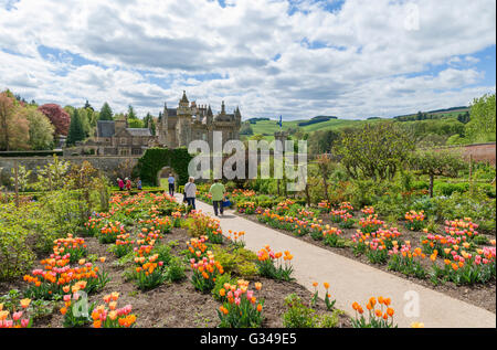 Vista della casa da giardini, Abbotsford House, ex casa dello scrittore di Sir Walter Scott, Melrose, Scotland, Regno Unito Foto Stock