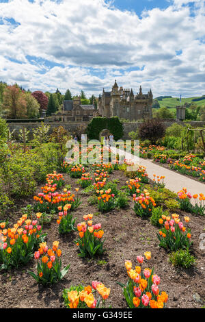 Vista della casa da giardini, Abbotsford House, ex casa dello scrittore di Sir Walter Scott, Melrose, Scotland, Regno Unito Foto Stock