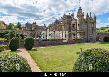 Vista della casa da giardini, Abbotsford House, ex casa dello scrittore di Sir Walter Scott, Melrose, Scotland, Regno Unito Foto Stock