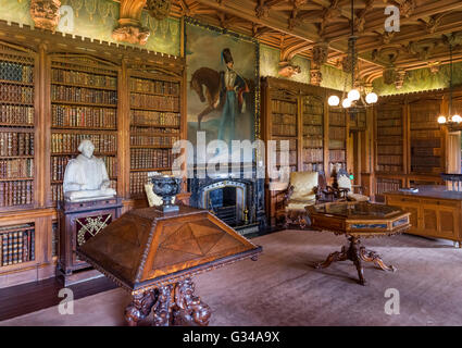 Libreria in Abbotsford House, ex casa del romanziere e poeta Sir Walter Scott, vicino a Melrose, Scottish Borders, Scotland, Regno Unito Foto Stock