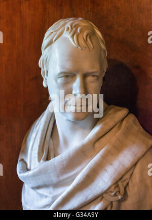 Busto di Sir Walter Scott da Sir Francis Chantrey Leggatt 1821). Sul display nella libreria a Abbotsford House, ex casa del romanziere, vicino a Melrose,, Scottish Borders, Scotland, Regno Unito Foto Stock