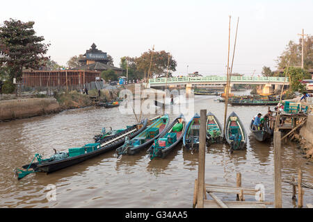 Longtail barche sul Lago Inle Nyaungshwe township di Taunggyi distretto di Stato Shan, parte delle colline Shan Myanmar Foto Stock