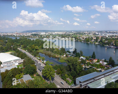 Alte Donau con la stazione della metropolitana Alte Donau e vista di Floridsdorf, Austria, Wien, 22., Wien, Vienna Foto Stock