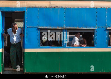 Passeggeri birmano in Classe Ordinaria trasporto passeggeri di un vecchio treno britannica in Myanmar / Birmania Foto Stock