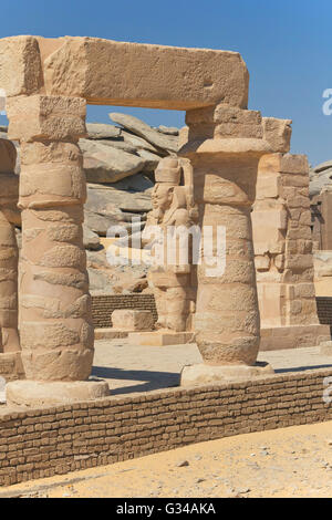 Visualizzazione delle colonne e statue nei pressi del tempio di Kalabsha (Aswan, Egitto) Foto Stock