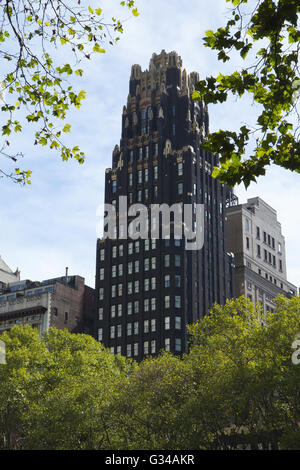 Il radiatore americano edificio è un punto di riferimento grattacielo situato in Midtown Manhattan. Foto Stock