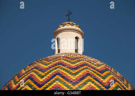 Coloratissima cupola della Chiesa di San Paolo, la chiesa di San Paolo, Olbia, Sardegna, Italia Foto Stock