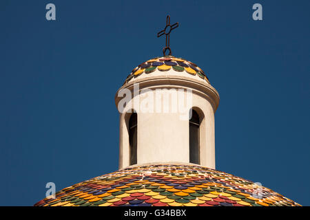 Coloratissima cupola della Chiesa di San Paolo, la chiesa di San Paolo, Olbia, Sardegna, Italia Foto Stock