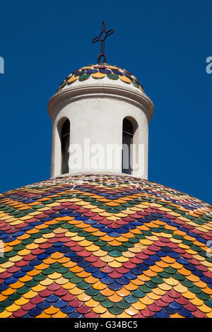 Coloratissima cupola della Chiesa di San Paolo, la chiesa di San Paolo, Olbia, Sardegna, Italia Foto Stock