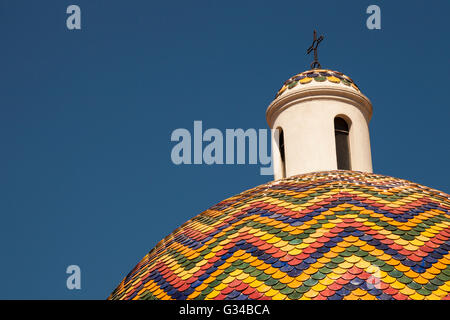 Coloratissima cupola della Chiesa di San Paolo, la chiesa di San Paolo, Olbia, Sardegna, Italia Foto Stock