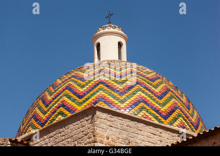 Coloratissima cupola della Chiesa di San Paolo, la chiesa di San Paolo, Olbia, Sardegna, Italia Foto Stock