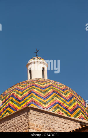 Coloratissima cupola della Chiesa di San Paolo, la chiesa di San Paolo, Olbia, Sardegna, Italia Foto Stock