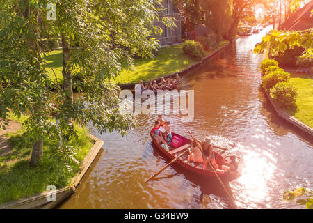 Giethoorn, Paesi Bassi. Bambini punting e canottaggio imbarcazioni tradizionali nel Dorpsgracht o villaggio Canal di Giethoorn Foto Stock