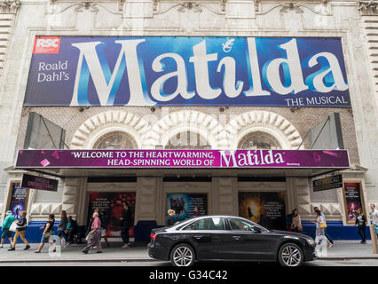 Esterno della Shubert Theatre di New York City, attualmente mostra il musical Matilda Foto Stock