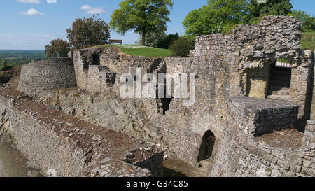 La rovina mura del castello medievale Domfront Orne Normandia Francia Foto Stock