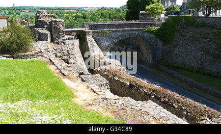 La rovina mura del castello medievale Domfront Orne Normandia Francia Foto Stock