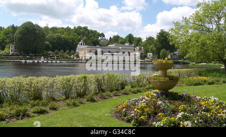 Casino du Lac 1927 Architetto Auguste Bluysen Art Deco di Bagnoles de Lorne in riva al lago Foto Stock