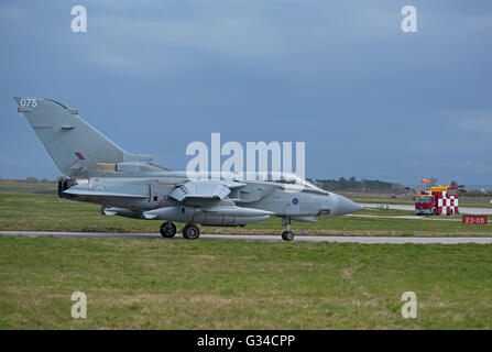 Un RAF GR4 Tornado sul perimetro di rullaggio a Lossiemouth home base in Scozia. SCO 10,493. Foto Stock