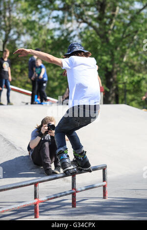 Mosca - 7 Maggio 2016 : roller aggressiva concorrenza Picnic AZ ha avuto luogo a skate park Sadovniki in memoria di rollerblader Andrey Zaytcev scomparso nel 2012 Foto Stock