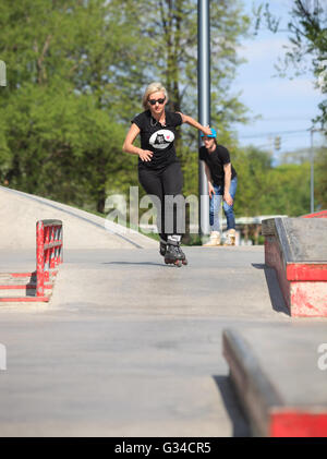 Mosca - 7 Maggio 2016 : roller aggressiva concorrenza Picnic AZ ha avuto luogo a skate park Sadovniki in memoria di rollerblader Andrey Zaytcev scomparso nel 2012 Foto Stock