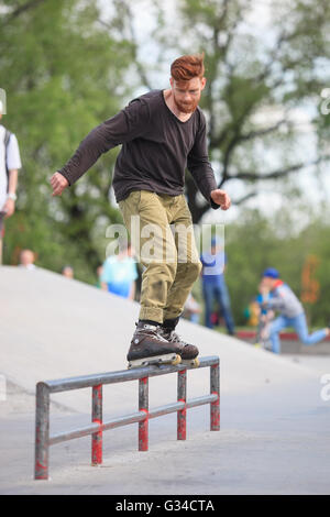 Mosca - 7 Maggio 2016 : roller aggressiva concorrenza Picnic AZ ha avuto luogo a skate park Sadovniki in memoria di rollerblader Andrey Zaytcev scomparso nel 2012 Foto Stock