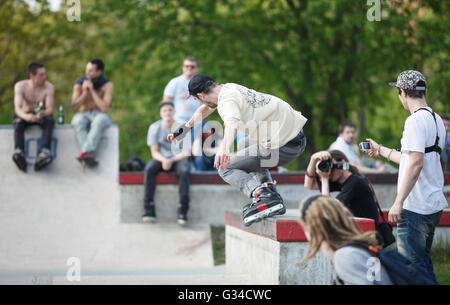 Mosca - 7 Maggio 2016 : roller aggressiva concorrenza Picnic AZ ha avuto luogo a skate park Sadovniki in memoria di rollerblader Andrey Zaytcev scomparso nel 2012 Foto Stock