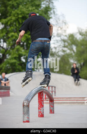 Mosca - 7 Maggio 2016 : roller aggressiva concorrenza Picnic AZ ha avuto luogo a skate park Sadovniki in memoria di rollerblader Andrey Zaytcev scomparso nel 2012 Foto Stock