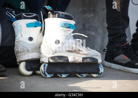 Mosca - 7 Maggio 2016 : roller aggressiva concorrenza Picnic AZ ha avuto luogo a skate park Sadovniki in memoria di rollerblader Andrey Zaytcev scomparso nel 2012 Foto Stock