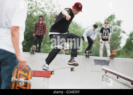 Mosca - 15 maggio, 2016 : Street skateboard contest dalla Levi e Traektoriya boardshop. Pattinatori di calcestruzzo di equitazione skate park Sadovniki Foto Stock