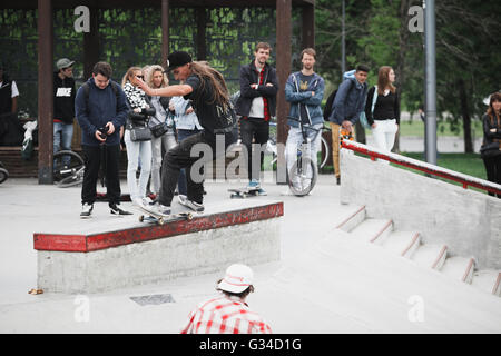 Mosca - 15 maggio, 2016 : Street skateboard contest dalla Levi e Traektoriya boardshop. Pattinatori di calcestruzzo di equitazione skate park Sadovniki Foto Stock