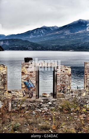 Abbandonato; al di là del necessario per riparare il vecchio fatiscente edificio vicino superiore Lago Kootney Kaslo in British Columbia, con graffiti. Foto Stock