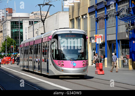 Midland metro dal centro città in tram di estensione lungo Corporation Street, Birmingham, Inghilterra, Regno Unito, Europa occidentale. Foto Stock