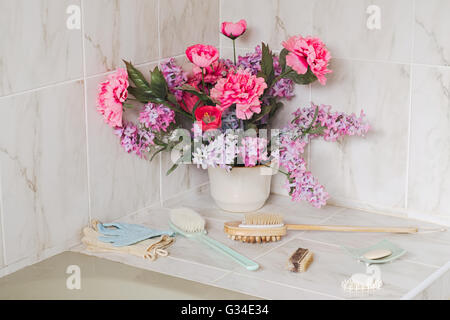 Bagno Decorazione floreale e kit da bagno Foto Stock