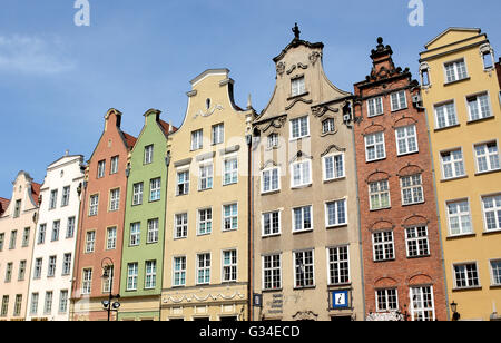 Facciate e le facciate delle case mercantili alla storica città vecchia di Danzica Polonia Foto Stock