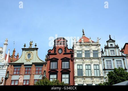 Facciate e le facciate delle case mercantili alla storica città vecchia di Danzica Polonia Foto Stock