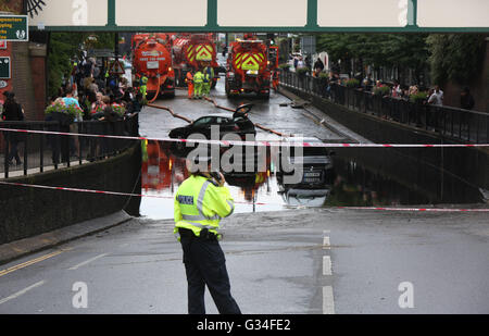 Wallington, Surrey, Regno Unito. Il 7 giugno 2016. Tre persone sono intrappolate in auto dopo che essi sono stati immersi in acqua in seguito inondazioni nel sud-est di Londra. Londra Vigili del Fuoco ha detto che ha permesso a una persona di uscire dai loro auto mentre altre due persone che era riuscito a scappare prima che i vigili del fuoco sono arrivati in scena su Manor Road, Wallington. Ha detto che la strada vicino a Wallington stazione era sotto due metri ( di acqua di inondazione. Allagamenti ha interessato anche la Mitcham e Croydon aree. Enormi navi cisterna sono state portate a ripulire la zona dopo le inondazioni. Credito: uknip/Alamy Live News Foto Stock