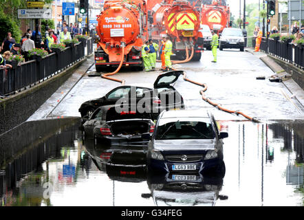 Wallington, Surrey, Regno Unito. Il 7 giugno 2016. Tre persone sono intrappolate in auto dopo che essi sono stati immersi in acqua in seguito inondazioni nel sud-est di Londra. Londra Vigili del Fuoco ha detto che ha permesso a una persona di uscire dai loro auto mentre altre due persone che era riuscito a scappare prima che i vigili del fuoco sono arrivati in scena su Manor Road, Wallington. Ha detto che la strada vicino a Wallington stazione era sotto due metri ( di acqua di inondazione. Allagamenti ha interessato anche la Mitcham e Croydon aree. Enormi navi cisterna sono state portate a ripulire la zona dopo le inondazioni. Credito: uknip/Alamy Live News Foto Stock