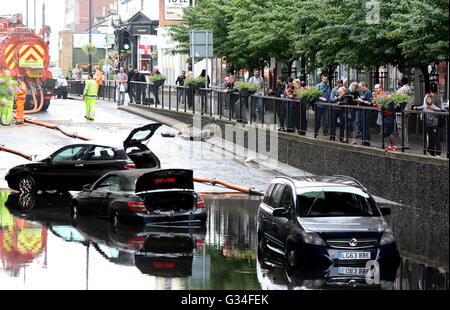 Wallington, Surrey, Regno Unito. Il 7 giugno 2016. Tre persone sono intrappolate in auto dopo che essi sono stati immersi in acqua in seguito inondazioni nel sud-est di Londra. Londra Vigili del Fuoco ha detto che ha permesso a una persona di uscire dai loro auto mentre altre due persone che era riuscito a scappare prima che i vigili del fuoco sono arrivati in scena su Manor Road, Wallington. Ha detto che la strada vicino a Wallington stazione era sotto due metri ( di acqua di inondazione. Allagamenti ha interessato anche la Mitcham e Croydon aree. Enormi navi cisterna sono state portate a ripulire la zona dopo le inondazioni. Credito: uknip/Alamy Live News Foto Stock