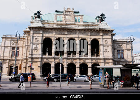 Una lapide che ricorda Josef Hlavka (1831-1908), un architetto ceco e uno dei principali housebuilders in Habsburg monarchia austriaca nella seconda metà del XIX secolo, è stata svelata nel centro di Vienna, Austria, Giugno 6, 2016. La sua società ha realizzato decine di case e di edifici di rappresentanza di tutta la monarchia, compresa l'opera house (nella foto) che è noto come l'Opera di Stato di Vienna. La lapide commemorativa è stata svelata su uno degli edifici Hlavka costruita su Vienna la Ringstrasse street. Esso è stato presentato dal Sindaco di Vienna Michael Haeupl insieme con Vaclav Pavlice Foto Stock