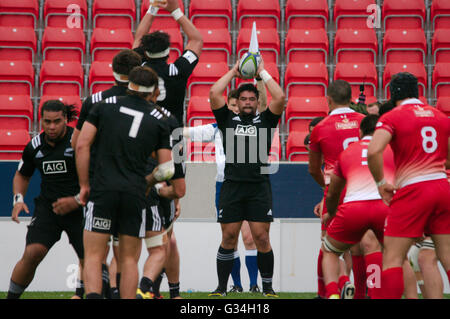 Salford, Regno Unito, 7 giugno 2016, la Nuova Zelanda si prepara a lanciare la palla in una linea in uscita contro la Georgia in un mondo Rugby U20 Championship pool corrisponde a un J Bell Stadium, Salford. Credito: Colin Edwards / Alamy Live News Foto Stock