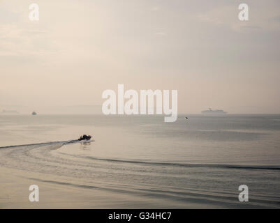 Bangor, Irlanda del Nord, Regno Unito. Il 7 giugno 2016. Regno Unito meteo: Dopo una giornata noiosa con leggera pioggia è illuminata di sera anche se una nebbia discese su Belfast Lough. Credito: J Orr/Alamy Live News Foto Stock