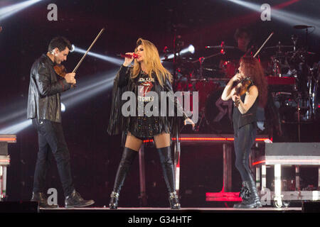 Madison, Wisconsin, Stati Uniti d'America. Il 27 settembre, 2015. Paese star Shania Twain esegue durante il suo addio 'Rock questo paese!" tour presso il Kohl Center a Madison, Wisconsin © Daniel DeSlover/ZUMA filo/Alamy Live News Foto Stock