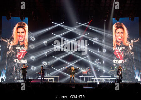 Madison, Wisconsin, Stati Uniti d'America. Il 27 settembre, 2015. Paese star Shania Twain esegue durante il suo addio 'Rock questo paese!" tour presso il Kohl Center a Madison, Wisconsin © Daniel DeSlover/ZUMA filo/Alamy Live News Foto Stock