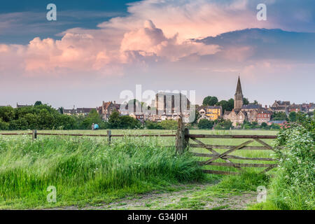 Malmesbury, Regno Unito. Il 7 giugno, 2016. Meteo REGNO UNITO: grandi formazioni di creare cloud fino al di sopra del Wiltshire cittadina collinare di Malmesbury appena prima del tramonto nella prima settimana di giugno. Credito: Terry Mathews/Alamy Live News Foto Stock