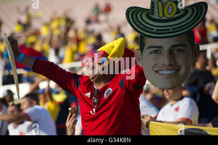 Pasadena, Stati Uniti d'America. Il 7 giugno, 2016. Un sostenitore reagisce durante la Copa America Centenario gruppo una corrispondenza tra la Colombia e il Paraguay al Rose Bowl Stadium di Pasadena, California, Stati Uniti, 7 giugno 2016. © Yang Lei/Xinhua/Alamy Live News Foto Stock