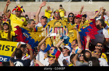 Pasadena, Stati Uniti d'America. Il 7 giugno, 2016. Gli appassionati di calcio allegria durante la Copa America Centenario gruppo una corrispondenza tra la Colombia e il Paraguay al Rose Bowl Stadium di Pasadena, California, Stati Uniti, 7 giugno 2016. © Yang Lei/Xinhua/Alamy Live News Foto Stock