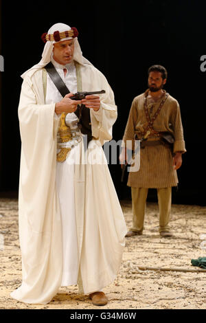 Chichester, Regno Unito. Il 7 giugno, 2016. Joseph Fiennes (L) esegue come T.E. Lawrence e Nicholas Prasad come Hamaed in 'Ross' da Terence Rattigan durante un photocall al Chichester Festival Theatre di Chichester, West Sussex, Regno Unito martedì 7 giugno 2016.Il gioco diretto da Adrian nobile e prodotta dalla Chicehster Festival Theatre mostra fino a giugno 25. Credito: Luca MacGregor/Alamy Live News Foto Stock