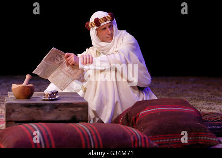 Chichester, Regno Unito. Il 7 giugno, 2016. Joseph Fiennes esegue come T.E. Lawrence in 'Ross' da Terence Rattigan durante un photocall al Chichester Festival Theatre di Chichester, West Sussex, Regno Unito martedì 7 giugno 2016.Il gioco diretto da Adrian nobile e prodotta dalla Chicehster Festival Theatre mostra fino a giugno 25. Credito: Luca MacGregor/Alamy Live News Foto Stock