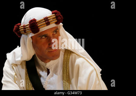 Chichester, Regno Unito. Il 7 giugno, 2016. Joseph Fiennes esegue come T.E. Lawrence in 'Ross' da Terence Rattigan durante un photocall al Chichester Festival Theatre di Chichester, West Sussex, Regno Unito martedì 7 giugno 2016.Il gioco diretto da Adrian nobile e prodotta dalla Chicehster Festival Theatre mostra fino a giugno 25. Credito: Luca MacGregor/Alamy Live News Foto Stock